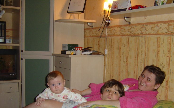 2004-02-Саша мама Галя в кровати+